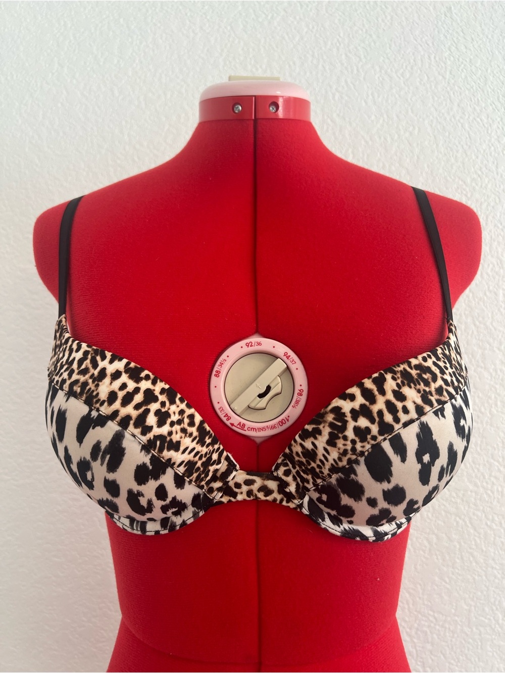 Victoria's Secret Miraculous Plunge Leopard Print Underwire Bra Size 34A